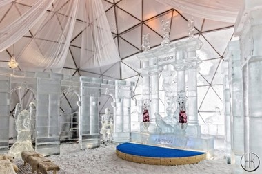 O biserică gotică din gheaţă, sculptată de 15 artişti la peste 1.200 de metri altitudine în Munţii Tatra