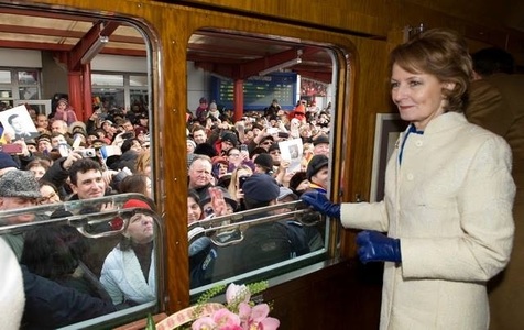 Peste o sută de localnici şi turişti au vizitat Trenul Regal staţionat în Gara Regală din Sinaia. Joi, trenul va opri în gara din Buşteni