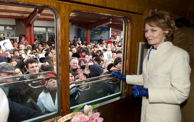Peste o sută de localnici şi turişti au vizitat Trenul Regal staţionat în Gara Regală din Sinaia. Joi, trenul va opri în gara din Buşteni