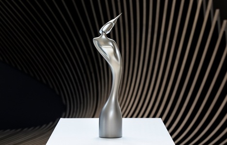 Noile trofee ale galei Brit Awards, al căror design a fost realizat de arhitecta Zaha Hadid, au fost prezentate oficial