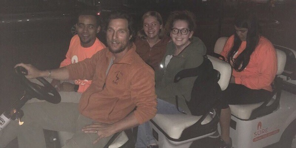Matthew McConaughey oferă ”călătorii în siguranţă” pe timp de noapte studenţilor de la Universitatea Texas din Austin