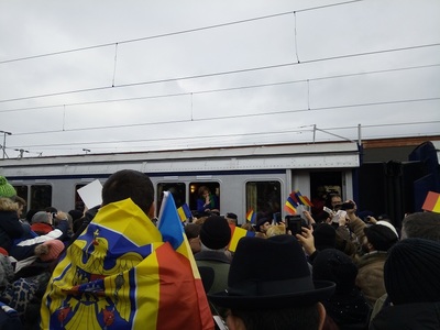 Trenul Regal a oprit şi la Braşov, unde a fost aşteptat de mii de oameni. O turistă din marea Britanie: A fost ceva foarte frumos. Mi-au dat şi mie lacrimile FOTO/VIDEO