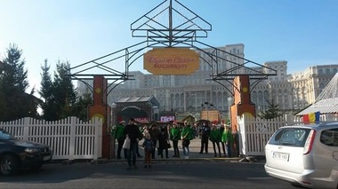 REPORTAJ – Atmosferă de sărbătoare cu spiriduşi, vin fiert, mâncăruri tradiţionale şi colinde la Târgul de Crăciun din Piaţa Constituţiei