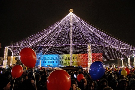 Cluj: Emil Boc, alături de un grup de copii, a aprins iluminatul festiv de sărbători; peste 5.000 de oameni au asistat la eveniment