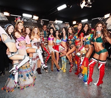Lady Gaga, Bruno Mars şi top-modele în lenjerie intimă au făcut spectacol la Paris, la prezentarea noii colecţii a casei Victoria's Secret