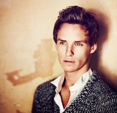 Actorul Eddie Redmayne, premiat cu Oscar, a fost decorat de Regina Elisabeta a II-a cu Ordinul Imperiului Britanic