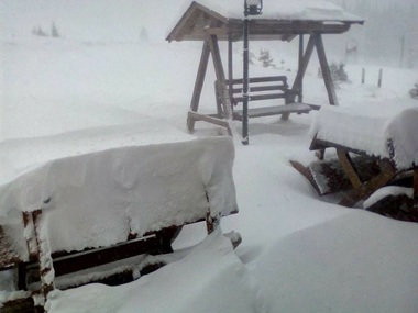 Azuga, prima staţiune de pe Valea Prahovei unde se schiază în acest sezon. La Buşteni, autorităţile pregătesc pârtia Kalinderu pentru weekend-ul următor
