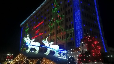 Sute de persoane au asistat la aprinderea luminilor de sărbători la Ploieşti; costul iluminatului ornamental depăşeşte un milion de lei