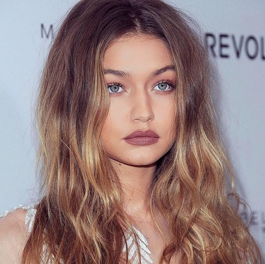 Gigi Hadid a fost desemnată Modelul Internaţional al anului 2016 la gala British Fashion Awards

