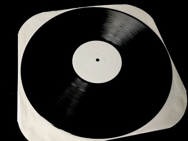 Vânzările de viniluri au depăşit descărcările muzicale online, săptămâna trecută