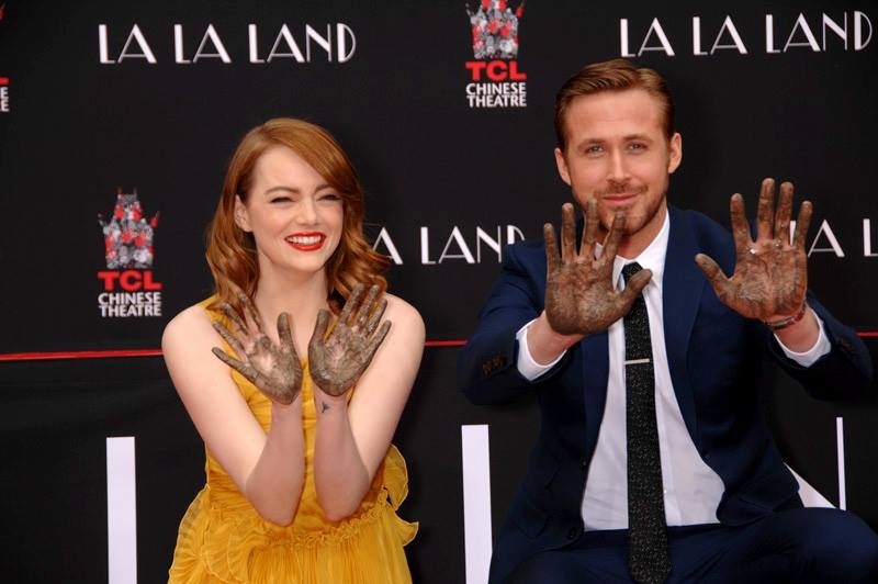 Emma Stone şi Ryan Gosling, protagoniştii filmului ”La La Land”, şi-au lăsat amprentele în cimentul de la Hollywood