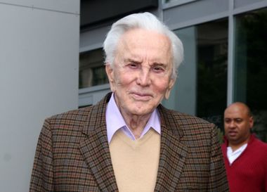 Kirk Douglas marchează împlinirea vârstei de 100 de ani printr-o nouă carte şi o petrecere cu 150 de invitaţi