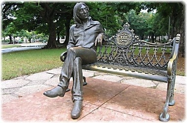 O septuagenară din Cuba este plătită de guvernul local pentru a păzi ochelarii unei statui dedicate lui John Lennon