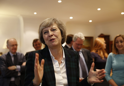 Pantalonii din piele purtaţi de Theresa May în timpul unui interviu generează dispute politice în Marea Britanie - FOTO