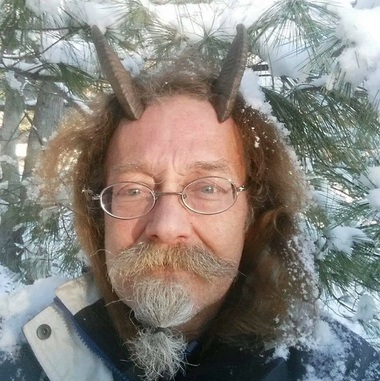 Un bărbat din statul american Maine a câştigat dreptul de a purta coarne de capră în fotografia pentru permisul auto