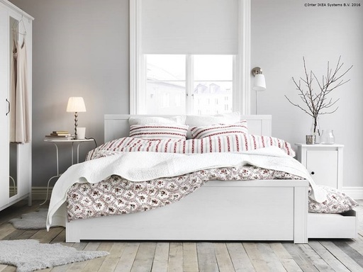 IKEA a spus că obiceiul unor tineri de a se ascunde şi de a dormi peste noapte în magazinele sale trebuie să înceteze
