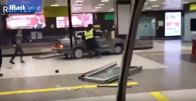 Declaraţie de dragoste insolită - Un rus a declanşat o alertă de securitate, după ce a intrat cu automobilul în clădirea unui aeroport, pentru a-şi întâmpina iubita. VIDEO