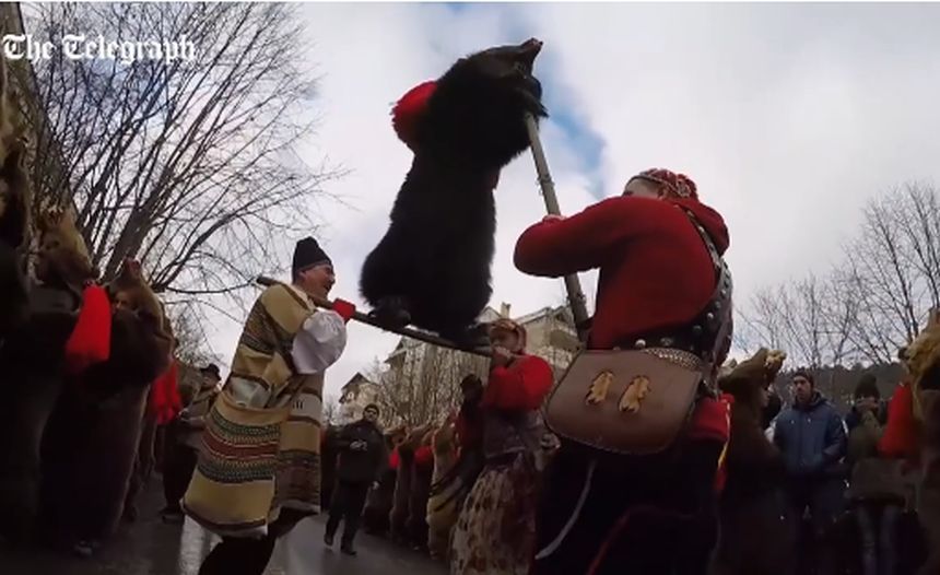 Jocul Ursului, una dintre tradiţiile româneşti de Anul Nou, relatat de The Telegraph şi AFP. VIDEO