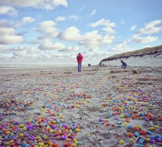 Mii de ouă Kinder, aduse de maree, pe o plajă din Germania 