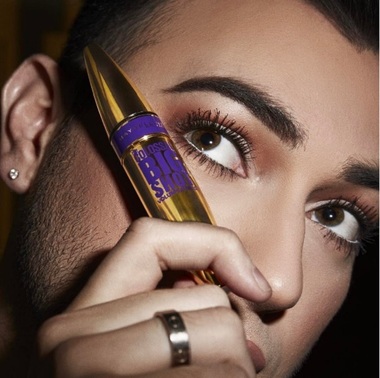 Un bărbat a devenit în premieră mondială imaginea oficială a brandului de produse cosmetice Maybelline