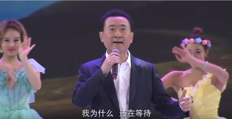 Cel mai bogat om din China, CEO-ul grupului Wanda, a făcut karaoke la petrecerea de sfârşit de an organizată pentru angajaţii companiilor sale. VIDEO