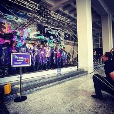 Un artist din Cehia a înconjurat 275 de liceeni într-o singură bulă de săpun lichid