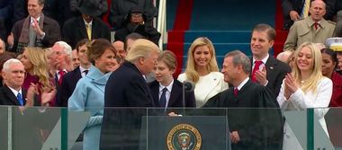 Un redactor al ”Saturday Night Live” a fost suspendat după ce a publicat pe internet un mesaj ironic la adresa lui Barron Trump