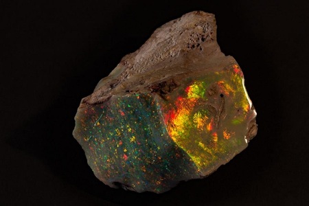 Fire of Australia, considerat cel mai frumos opal neşlefuit din lume, expus din nou în public
