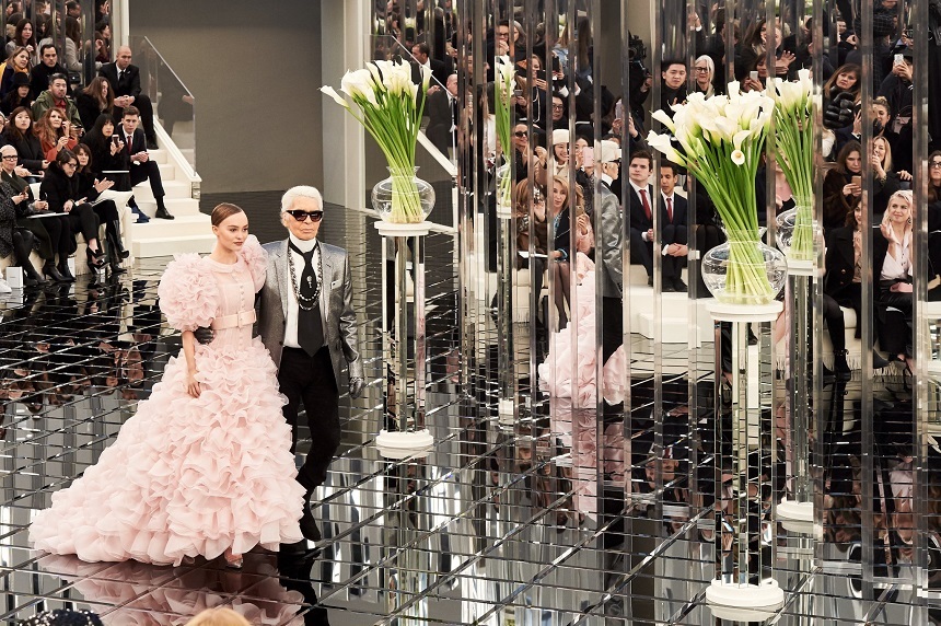 Lily-Rose, fiica artiştilor Johnny Depp şi Vanessa Paradis, a defilat într-o rochie de mireasă la prezentarea noii colecţii a casei de modă Chanel