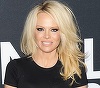 Pamela Anderson a donat refugiaţilor din tabăra din Dunkerque haine, pături şi cărţi