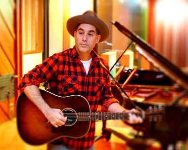 Joshua Radin, ale cărui piese au fost folosite în seriale ca ”Stagiarii” şi ”Anatomia lui Grey”, va concerta la Bucureşti pe 5 martie