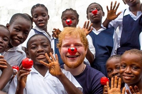 Ed Sheeran şi Stephen Hawking au dat startul campaniei Red Nose Day 2017