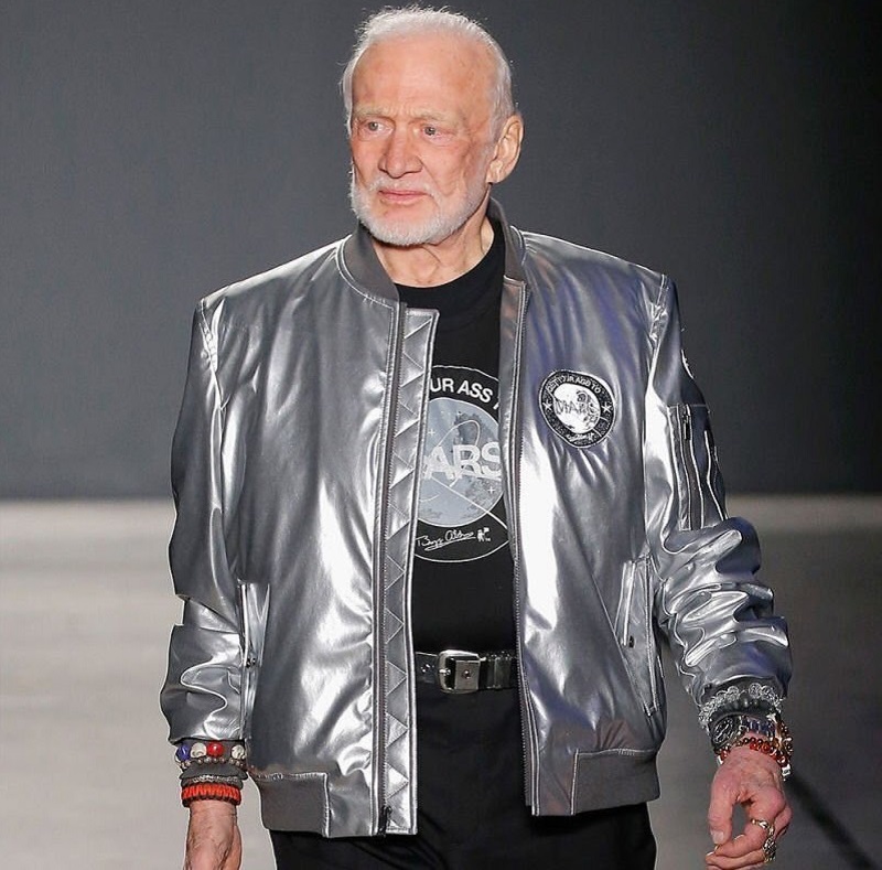 Buzz Aldrin a devenit primul astronaut care a defilat pe un podium de modă