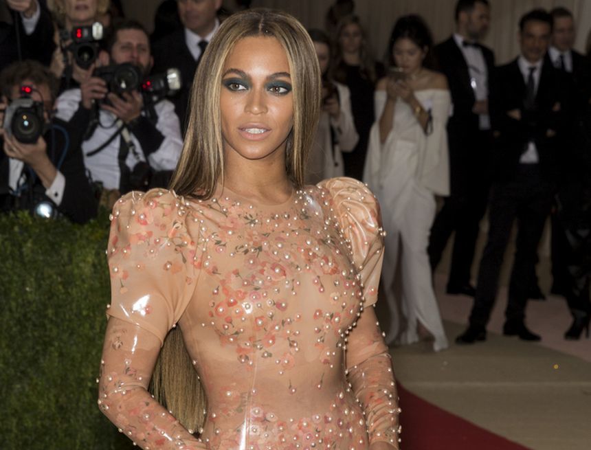 Cântăreaţa Beyonce este însărcinată cu gemeni; Anunţul vedetei a stabilit un nou record pe Instagram. FOTO