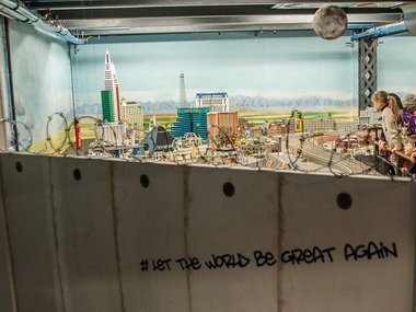 Miniatur Wunderland, un mini-parc de distracţii din Germania, a construit un zid în jurul standului dedicat Statelor Unite ale Americii