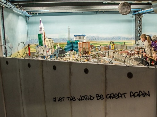Miniatur Wunderland, un mini-parc de distracţii din Germania, a construit un zid în jurul standului dedicat Statelor Unite ale Americii