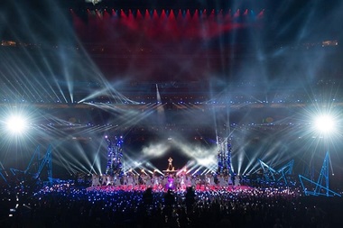 Lady Gaga a plonjat de pe acoperişul unui stadion şi a intrat în istoria galelor Super Bowl cu un show spectaculos. FOTO