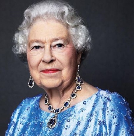 Regina Elizabeth a II-a marchează împlinirea a 65 de ani de când a urcat pe tronul britanic cu un nou portret oficial