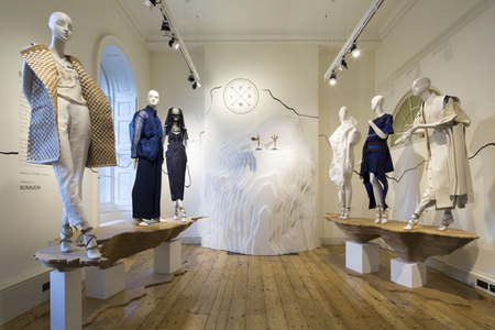 Cinci designeri români prezintă expoziţia ”Standpoint”, la Săptămâna Modei de la Londra