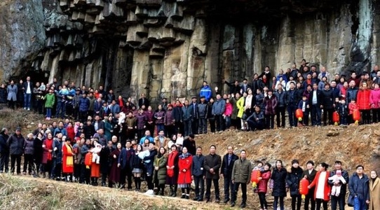 Peste 500 de membri ai unei familii din China au realizat o fotografie de grup spectaculoasă
