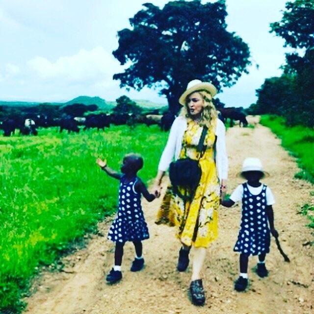 Madonna a confirmat adopţia unor gemene din Malawi şi a publicat o fotografie a acestora pe Instagram