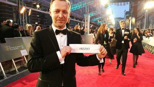 Actorul Levente Molnar susţine protestele din România pe covorul roşu al galei BAFTA: #rezist