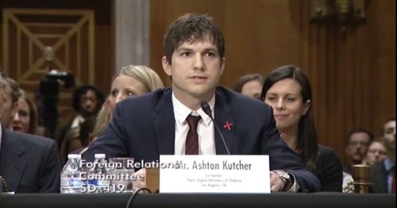 Actorul Ashton Kutcher a cerut senatorilor americani să adopte o lege care să pună capăt exploatării sexuale a copiilor