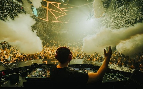 DJ Tiësto, pe primul loc în topul vedetelor din industria muzicii care au călătorit cel mai mult