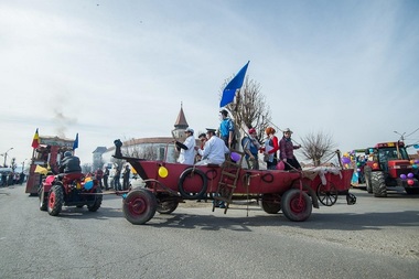 Parada Clătitelor, bal mascat, dar şi concerte, la Festivalul Clătitelor de la Prejmer, unde sunt aşteptaţi aproximativ 20.000 de turişti