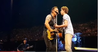 Un adolescent din Australia a cântat cu Bruce Springsteen, după ce a chiulit de la şcoală, pentru a asista la un concert al rockerului american. VIDEO