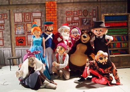Personajele Masha şi Ursul, în spectacolul ”Borcanul cu miere”, la Sala Palatului din Bucureşti