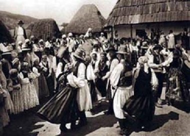 Tradiţii şi superstiţii de Dragobete: Jurământul fraţilor de sânge, ”zăpada zânelor”, sărutul obligatoriu şi plânsul interzis