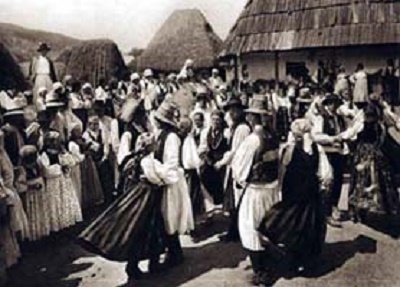 Tradiţii şi superstiţii de Dragobete: Jurământul fraţilor de sânge, ”zăpada zânelor”, sărutul obligatoriu şi plânsul interzis