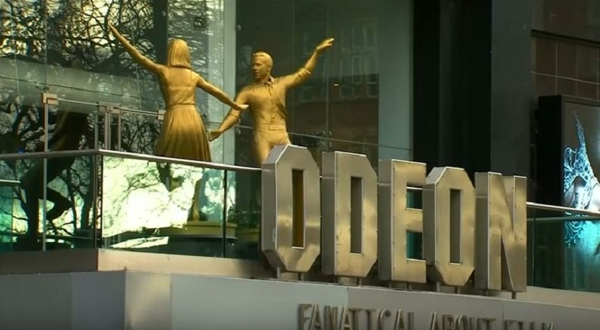 Statui aurii ale protagoniştilor din musicalul ”La La Land”, marele favorit la premiile Oscar 2017, expuse la Londra